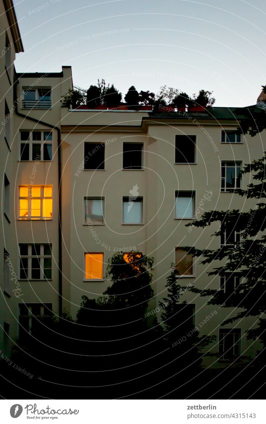 Hinterhof in Schöneberg abend altbau außen brandmauer fassade feierabend fenster haus himmel himmelblau hinterhaus hinterhof innenhof innenstadt