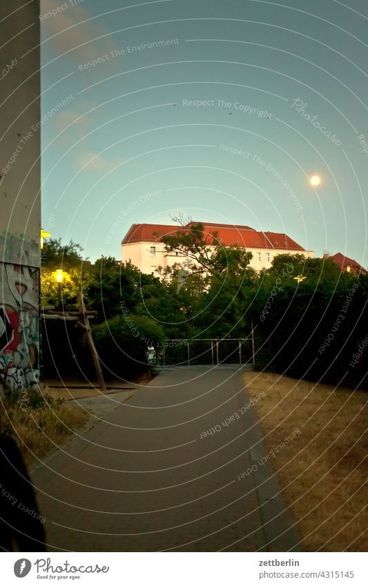 Klettergerüst mit abendlicher Beleuchtung und Vollmond altbau außen feierabend hinterhof innenhof innenstadt menschenleer nacht textfreiraum wetter wohngebiet