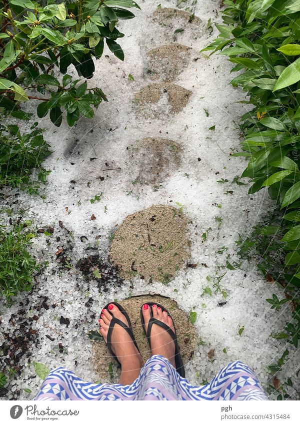 Hagelsturm im Garten Hagelschaden Flipflops Lackierte Zehennägel Treppe Unwetter Unwetterwarnung Hagelkörner Hagelkorn Hagelschlag