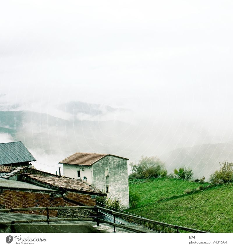 house in the hills Umwelt Natur Landschaft Pflanze Sand Himmel Wolken Nebel Gras Sträucher Wiese Hügel Dorf Menschenleer Haus Einfamilienhaus Mauer Wand Dach