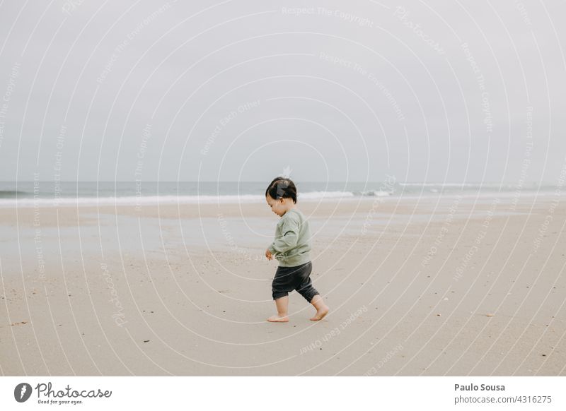 Kind läuft am Strand Kindheit 1-3 Jahre Kaukasier laufen authentisch Spielen Freude Leben Kindheitserinnerung Lifestyle Kleinkind Mensch Farbfoto reisen