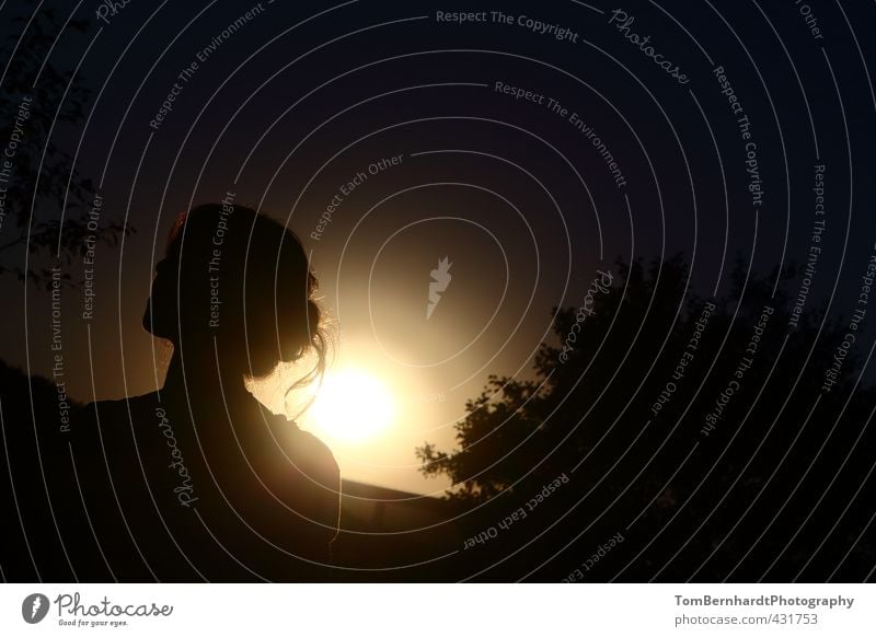 Am Ende des Tages... harmonisch Erholung ruhig Ferien & Urlaub & Reisen Ferne Sommer Sonne feminin Junge Frau Jugendliche Erwachsene 1 Mensch 18-30 Jahre stehen