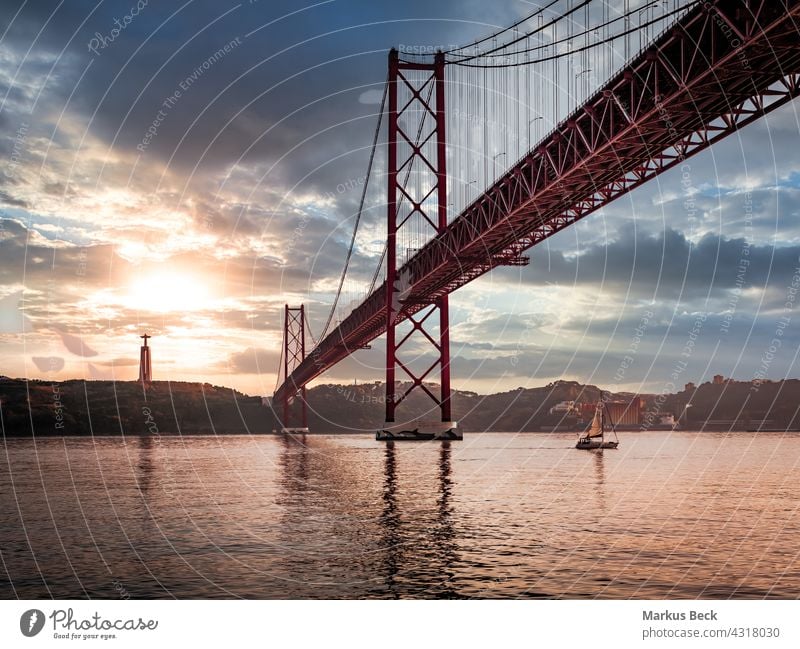 Ponte 25 de Abril Brücke in Lissabon während Sonnenuntergang mit Schiff und Jesus-Denkmal, bewölkten Himmel portugal ponte 25 de abril Portugal Fluss Großstadt