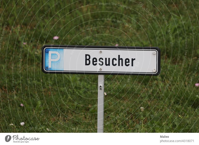 Parkplatz für Besucher. Beschriftung in Deutsch - Besucher abstrakt Architektur Ordnung Asphalt Hintergrund schwarz leer Eingang Familie Haus Garage Gate