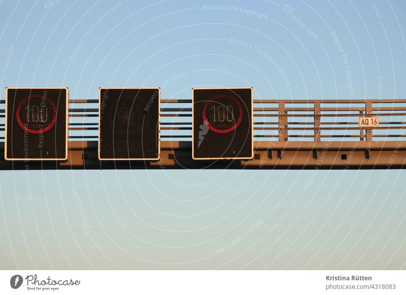 wechselverkehrszeichen steht auf 100 tempolimit autobahn verkehrsleitsystem höchstgeschwindigkeit autofahren led-anzeige leuchtanzeige display digital