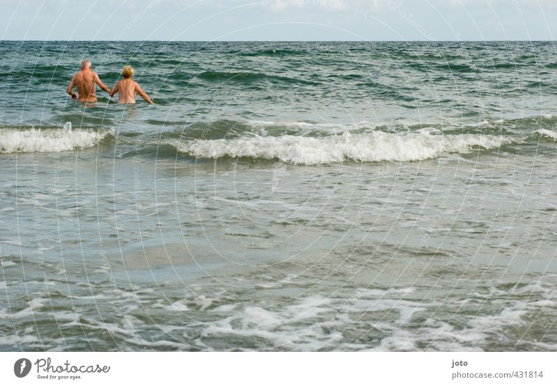 zusammen ist man weniger allein Leben harmonisch Wohlgefühl Ferien & Urlaub & Reisen Paar Partner Senior 2 Mensch 60 und älter Sommer Ostsee Meer Liebe