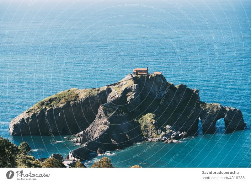 Rocky Insel im Meer gegen Sonnenuntergang Himmel Luftaufnahme MEER Felsen Weg Landschaft Ausflugsziel Abend atemberaubend San Juan de Gaztelugatxe Vizcaya