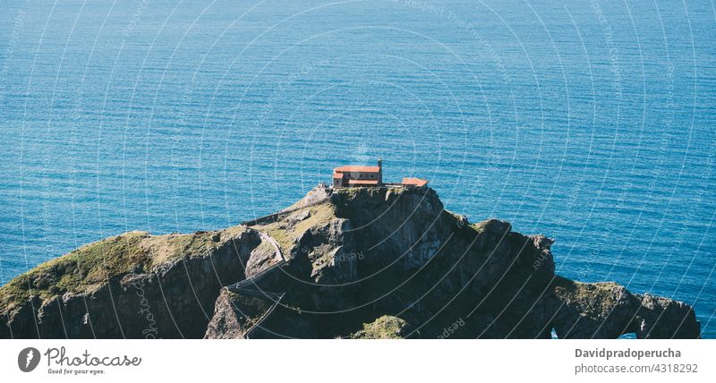 Rocky Insel im Meer gegen Sonnenuntergang Himmel Luftaufnahme MEER Felsen Weg Landschaft Ausflugsziel Abend atemberaubend San Juan de Gaztelugatxe Vizcaya