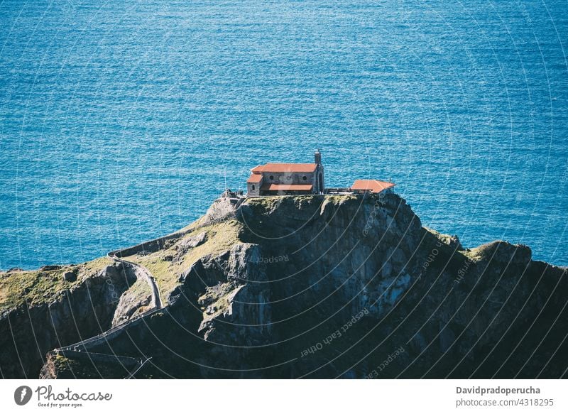 Rocky Insel im Meer gegen Sonnenuntergang Himmel Luftaufnahme MEER Felsen Weg Landschaft Ausflugsziel Abend atemberaubend San Juan de Gaztelugatxe Vizcaya