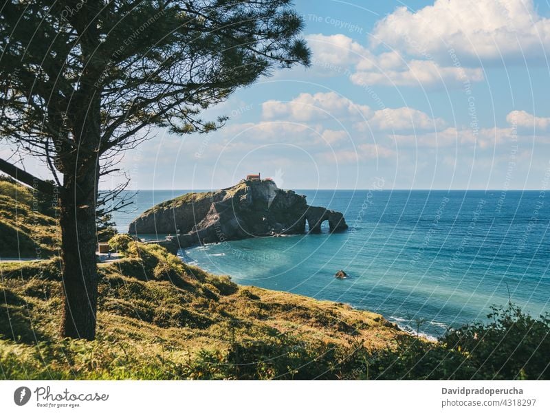 Rocky Insel im Meer gegen Sonnenuntergang Himmel MEER Felsen Weg Landschaft Ausflugsziel Abend atemberaubend San Juan de Gaztelugatxe Vizcaya Pais Vasco Spanien