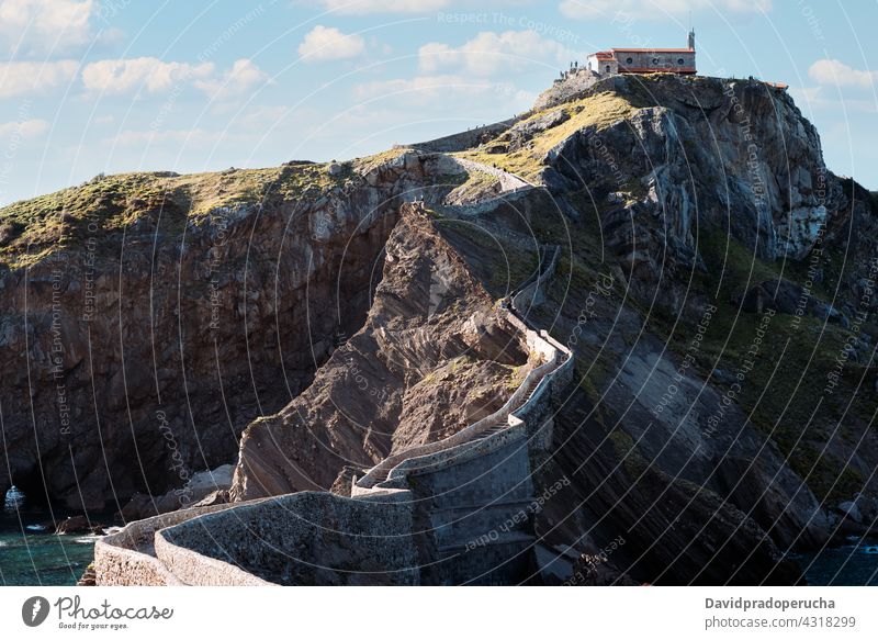 Rocky Insel im Meer gegen Sonnenuntergang Himmel Luftaufnahme MEER Felsen Weg Landschaft Ausflugsziel Abend atemberaubend San Juan de Gaztelugatxe Vizcaya