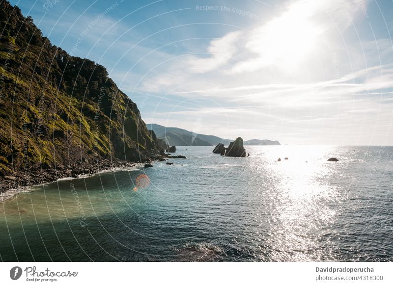 Felsenklippe und Meer an einem sonnigen Tag Insel MEER Klippe Landschaft Meereslandschaft felsig erstaunlich San Juan de Gaztelugatxe Vizcaya Pais Vasco Spanien