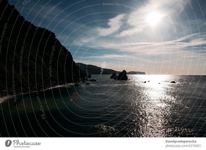 Felsenklippe und Meer an einem sonnigen Tag Insel MEER Klippe Landschaft Meereslandschaft felsig erstaunlich San Juan de Gaztelugatxe Vizcaya Pais Vasco Spanien