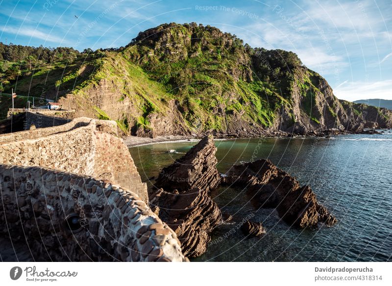 Straße zur felsigen Insel im Meer MEER Weg Felsen Landschaft Wand Ausflugsziel atemberaubend San Juan de Gaztelugatxe Vizcaya Pais Vasco Spanien Natur sonnig