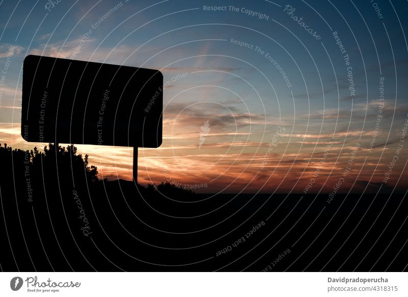 Scenic Sonnenuntergang Himmel über plätschernden Meer in der Nähe von hügeligen Ufern MEER Küste Abend Natur Landschaft malerisch erstaunlich friedlich Seeküste