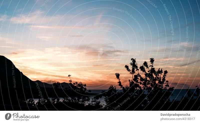 Scenic Sonnenuntergang Himmel über plätschernden Meer in der Nähe von hügeligen Ufern MEER Küste Abend Natur Landschaft malerisch erstaunlich friedlich Seeküste