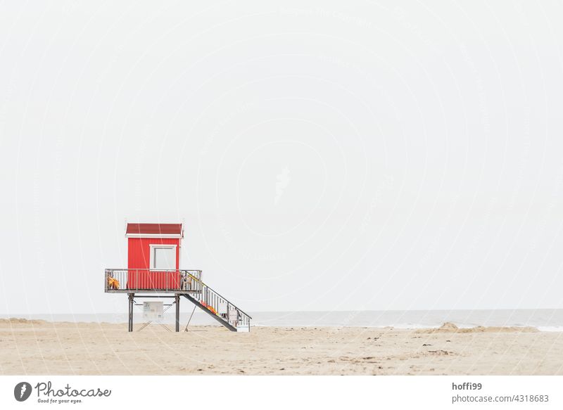 rotes Rettungshäuschen am Strand Rettungsschwimmer Hochsitz minimalistisch Rettungsturm Rettungsschwimmturm Bademeisterhaus Bademeisterhäuschen DLRG Strandwache