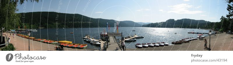 Titisee Panorama (Aussicht) Weitwinkel See Wasserfahrzeug Rundfahrt Strand Titiseerundfahrt Sand Kies Sonnenschein groß Panorama (Bildformat)