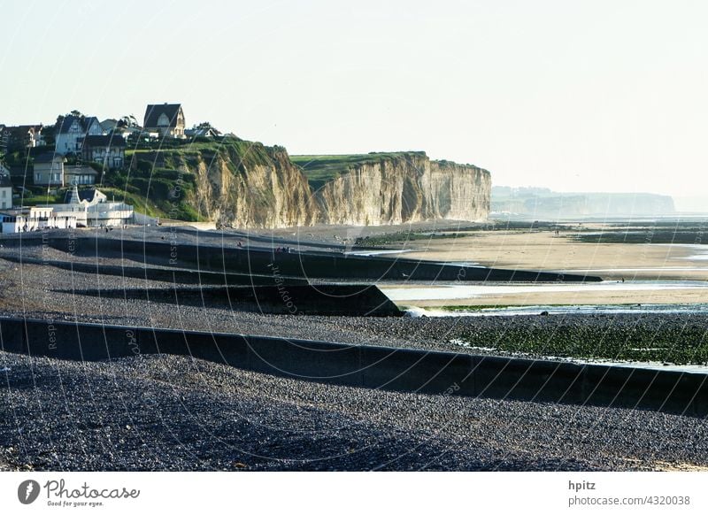 Alabasterküste bei Saint Aubin sur Mer Steilküste Farbfoto Küste Meer Strand Ebbe Kalkfelsen