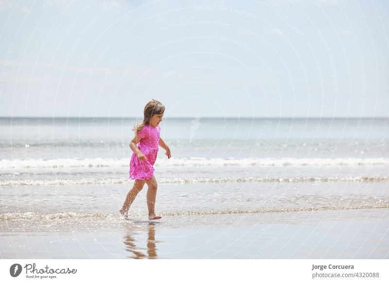 Adorable Kleinkind Mädchen spielen mit Strand auf weißem Sand Strand Spielen bezaubernd Kind Sommer jung Kindheit MEER Person niedlich Kaukasier Lifestyle