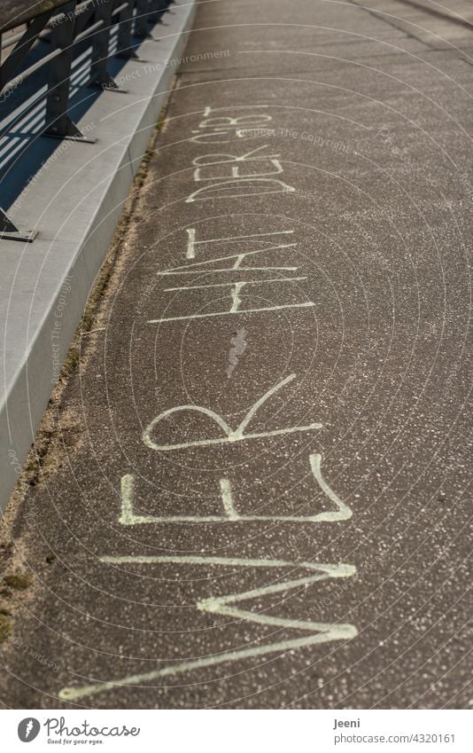 Schrift auf der Straße mit dem Text: WER HAT DER GIBT Reichtum Armut Gegensatz abgeben Solidarität solidarisch Unterstützung füreinander Zusammenhalt stark