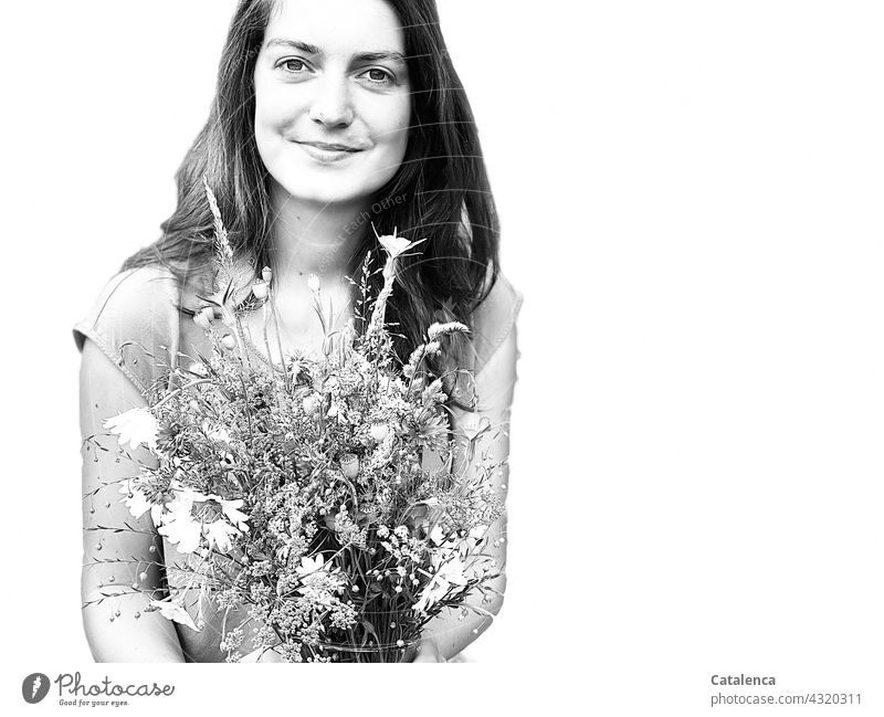 Junge Frau mit Blumenstrauß Person weiblich jung hübsch lächelnd lange Haare Sommer freundlich Wiesenblumen natürlich Portrait attraktiv in die Kamera schauen