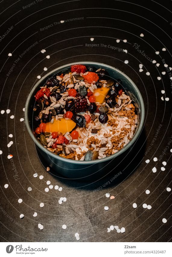 Geburtstags-Müsli Ernährung gesund Früchte haferflocken beeren Mango Veganer vetarisch Frühstück sportgerecht Vitamin Gesunde Ernährung Diät Lebensmittel frisch