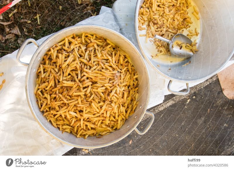 viele frische Pommes frites warten auf Gäste bei einem Festival Fritteuse Vorbereitung Stadtfest Feiern Kartoffeln Marktplatz Fett lecker Ernährung Lebensmittel