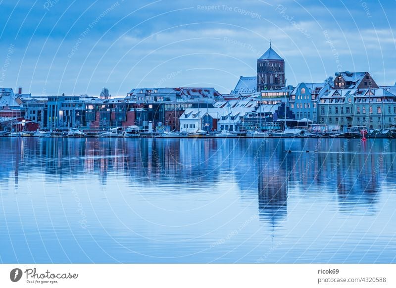 Blick über die Warnow auf die Hansestadt Rostock im Winter Fluss Stadthafen Schnee Gebäude Mecklenburg-Vorpommern Architektur Tourismus Kirche Nikolaikirche