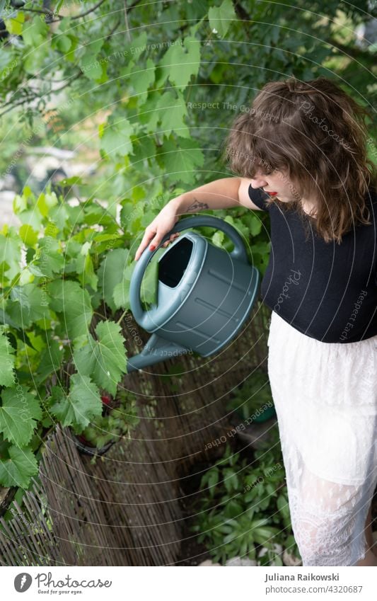 junge Frau gießt ihre Planzen im Garten Natur Pflanze grün Außenaufnahme Farbfoto Blume Frühling Sommer Blühend Tag Wachstum natürlich Umwelt schön frisch Blatt