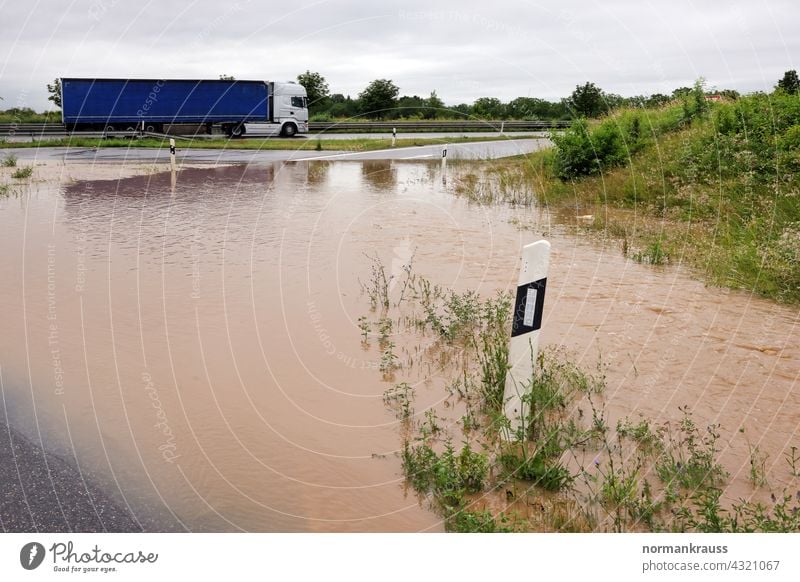 Hochwasser hochwasser hochwasseralarm straßenpfeiler geflutet naturereignis unwetter wasserschaden wassermenge überflutung überlaufen wassermassen