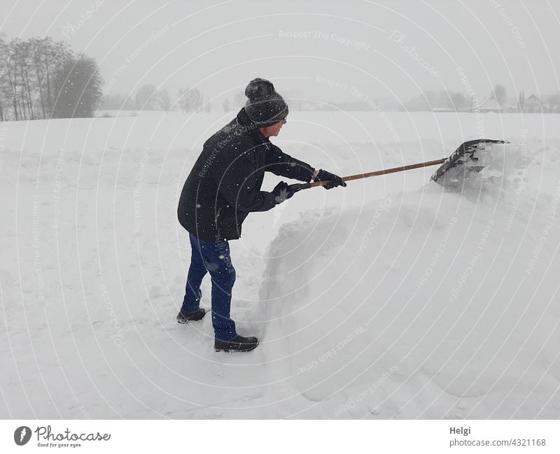 Da haben wir den Salat | Senior schippt massenweise Schnee aus der Einfahrt Mensch Mann Schneeberge Winter Kälte Schnee schippen Frost Wetter Winterstimmung