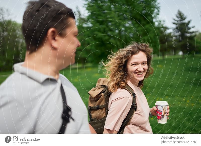 Paar geht im Sommer im Park spazieren Spaziergang schlendern Wochenende Zusammensein genießen friedlich Garten Partnerschaft Liebe Natur Angebot Bonden sanft