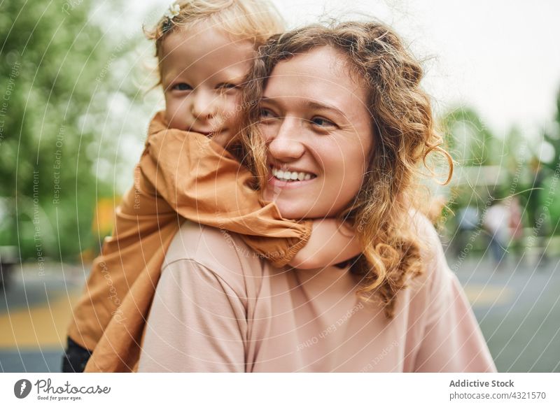 Glückliche Mutter und kleine Tochter umarmen sich im Park Umarmung Kind Umarmen Zusammensein Liebe sorgenfrei Eltern Mädchen wenig Wochenende niedlich