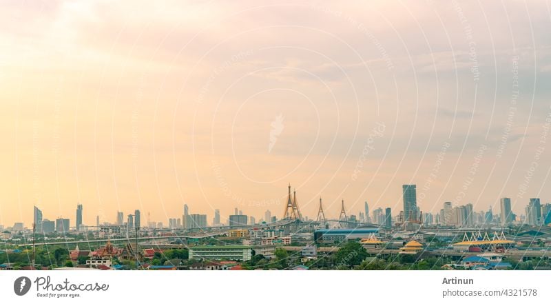 Stadtbild von modernen Gebäude in der Hauptstadt. Wolkenkratzer Gebäude. Grüne Bäume in der Stadt zur Reduzierung der Luftverschmutzung. Sauerstoff für das städtische Leben. Umweltfreundliche Stadt. Städtische Skyline. Crowded von Hochhaus Gebäude.