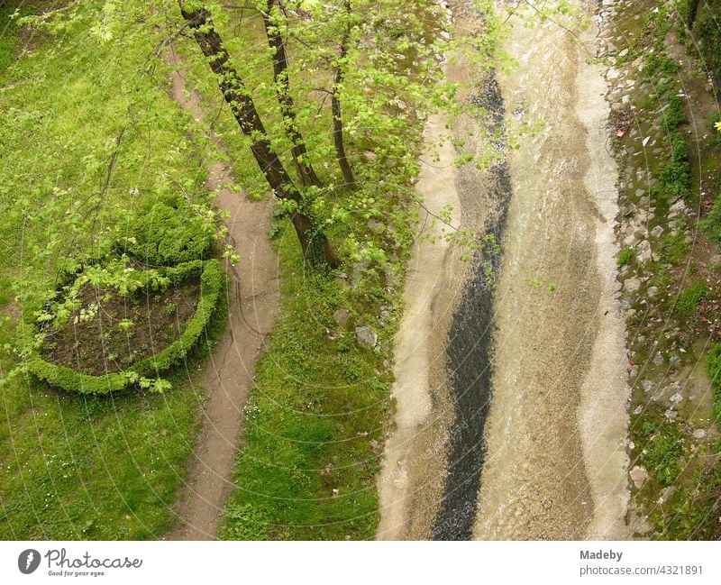 Grüner Park mit kleinem Fluss aus den Bergen durch eine Schlucht im Sommer in Bursa in der Türkei Landschaft Natur Bach Bergbach Gebirge türkisch Orient