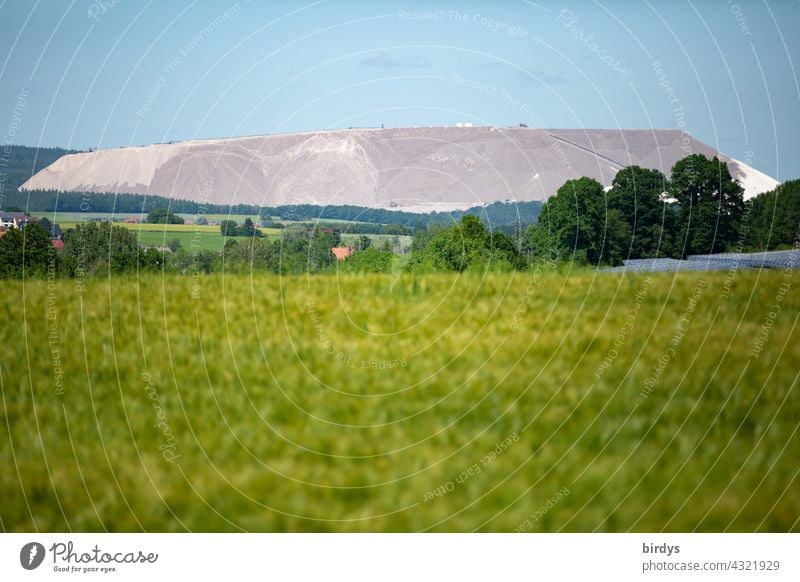 Monte Kali, Kaliabraumberg bei Neuhof Kreis Fulda. K+S Kalibergwerk Kali und Salz Abraumhalde gigantisch Salzbergwerk Umweltverschmutzung versalzung Berg