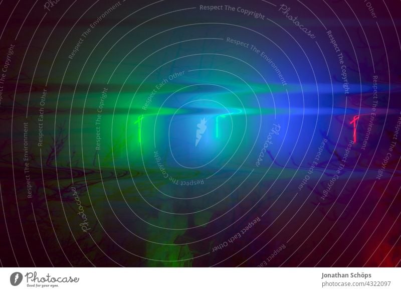 leuchtendes Kreuz bei Nacht mehrfarbig Glitch Effekt Farbfoto reduziert Jesus Christus Gott Erlösung Farbe Tod Trauer Vergänglichkeit Rettung Rätsel Hoffnung