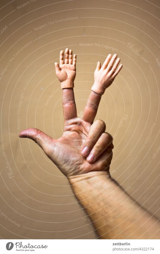 Hand mit Händen anatomie aufsatz daumen doppelt ersatz finger geste hand kleiner finger mann mensch mittelfinger puppe puppenhand ringfinger spielzeug