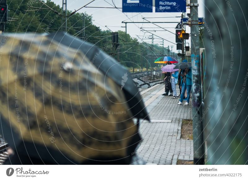 Regenwetter im Nahverkehr bahn bahnhof bahnsteig bahntrasse berufsverkehr eisenbahn elektifizierung gleis gleise oberleitung reise reisende richtung