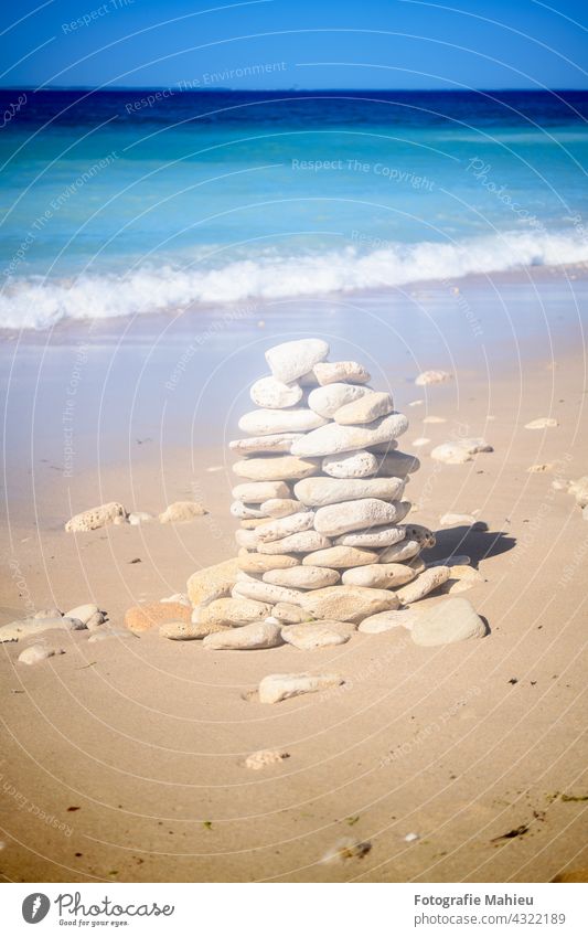 Steinhaufen am Strand des Leuchtturms Phare des Baleines auf der Insel Ile de Ré in Frankreich an einem sonnigen Sommertag Charente-Maritime Ile de re