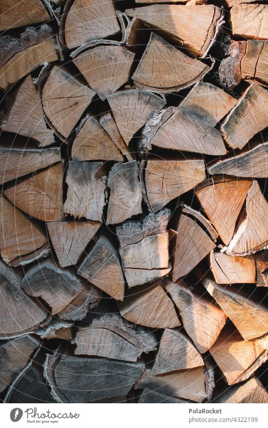 #A# Holz vor der Hütte Brennholz Brennholzlager Brennholzgestell Brennholzvorrat Brennholzstapel Brennholz-Hintergrund Holzhaus Holzwand Holzhütte Außenaufnahme