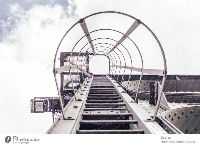 Feuerleiter aus Stahl an einer Brücke, Blick gen Himmel Leiter Leitersprosse Außenaufnahme Menschenleer aufwärts Farbfoto Tag Treppe Wand aufsteigen