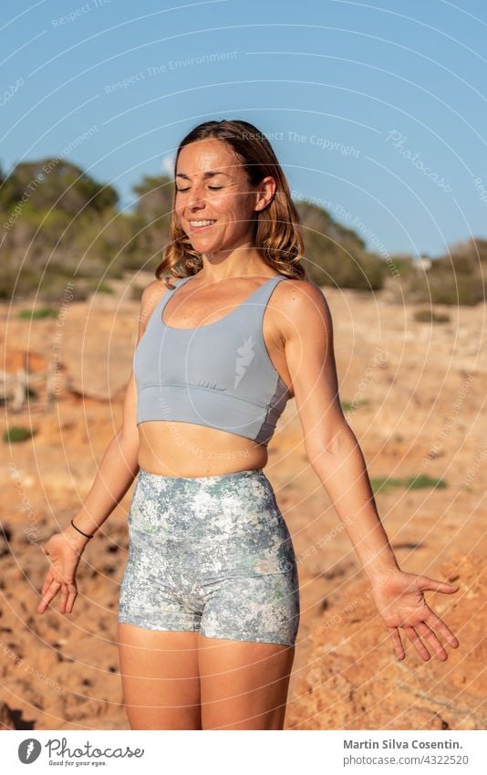 Frau übt Yoga an den Stränden von Formentera in Spanien Gleichgewicht Strand schön Schönheit Körper Windstille Energie Übung passen Fitness Mädchen Harmonie