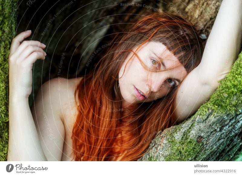 Porträt einer schönen, jungen, sinnlichen Frau, die unter einer alten Weide steht und das Leben und die Natur genießt Baum romantisch Garten Duft lieblich