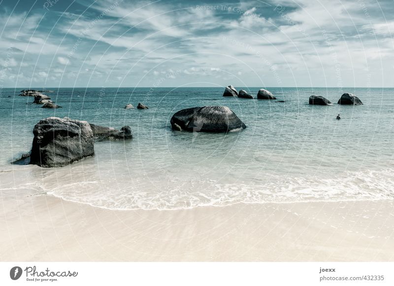 Das Ewige und das Vergängliche Tourismus Ferne Sommer Sommerurlaub Strand Insel Natur Urelemente Wasser Himmel Wolken Schönes Wetter Meer Stein Sand groß blau