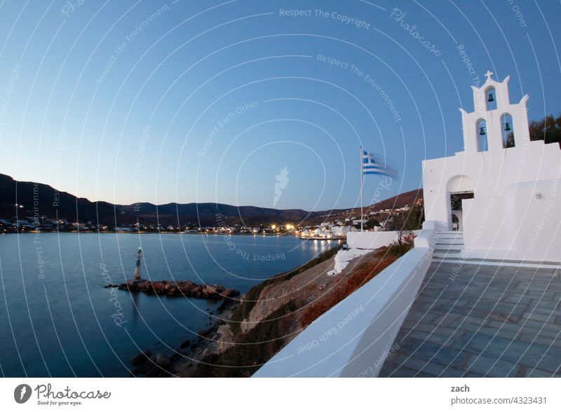 beim Griechen Kirche Kapelle Häuser Haus Dorf Ios blau Hügel Himmel Schönes Wetter Insel Kykladenarchitektur Mittelmeer Ägäis Griechenland Dämmerung Abend