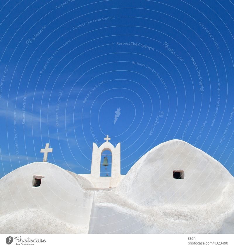 beim Griechen Kirche Kapelle Häuser Haus Dorf Ios blau Hügel Himmel Schönes Wetter Insel Kykladenarchitektur Mittelmeer Ägäis Griechenland