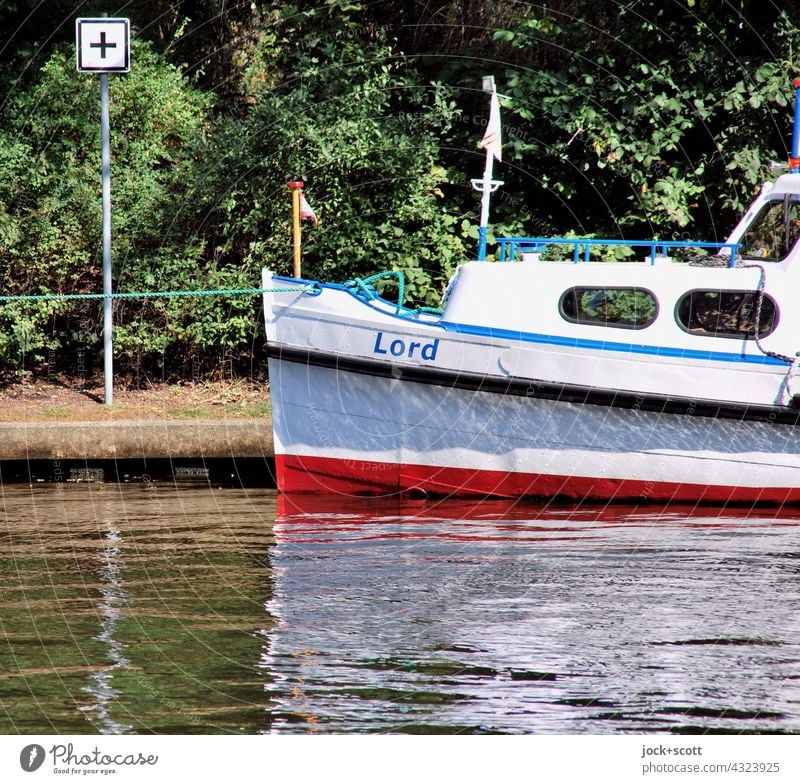 ein kleiner Lord befestigt am halben Kilometer Boot Binnenschifffahrt Wasserfahrzeug Schifffahrtszeichen Zeichen schwarzes Kreuz weiße Tafel