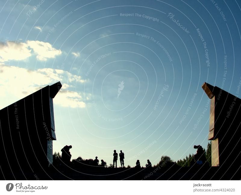 sommerlicher Tag am Ehrenmal Sowjetische Ehrenmal Denkmal Gegenlicht Sonnenlicht Silhouette Menschen Sehenswürdigkeit Sommertag Schönes Wetter Abenddämmerung